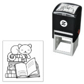 Tampon Auto-encreur Chat mignon au-dessus de la pile de livres (En situation)