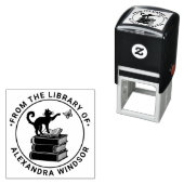 Tampon Auto-encreur Chat sur les livres frappant papillon Nom du livre (En situation)