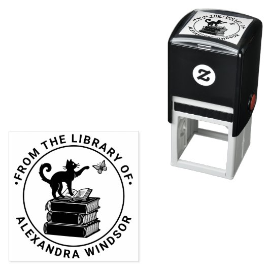 Tampon Auto-encreur Chat sur les livres frappant papillon Nom du livre (En situation)