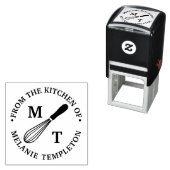 Tampon Auto-encreur Cuisine Whisk "De la cuisine de" Nom Monogramme (En situation)