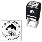 Tampon Auto-encreur Dauphin Sauter sur Open Book Library Nom (En situation)
