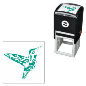 TAMPON AUTO-ENCREUR DÉCORATIVE HUMMINGBIRD ARTY UNIQUE (En situation)