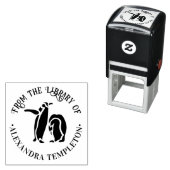 Tampon Auto-encreur Deux silhouettes de manchots « De la bibliothèque  (En situation)