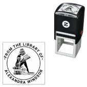 Tampon Auto-encreur Femme lisant perchée sur une pile de livres Biblio (En situation)