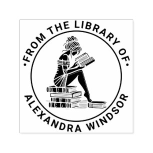 Tampon Auto-encreur Femme lisant perchée sur une pile de livres Biblio