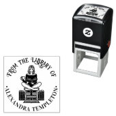 Tampon Auto-encreur Fille perchée sur des livres en train de lire #2 N (En situation)