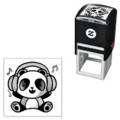 Tampon Auto-encreur Joyeux Panda avec écouteurs écoutant de la musique (En situation)