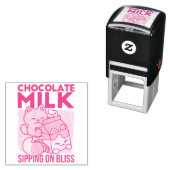 Tampon Auto-encreur Kawaii Chocolate Milk Cat – Cozy Drink & Cuteness (En situation)