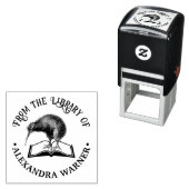 Tampon Auto-encreur Kiwi Bird on a Book Round Library Nom du livre (En situation)