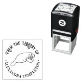 Tampon Auto-encreur Lamantin Mignon Vache Marine Nom de Livre Rond (En situation)