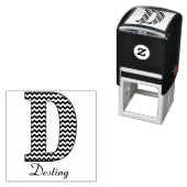 Tampon Auto-encreur Lettre Chevron noir et blanc D Monogramme et nom (En situation)