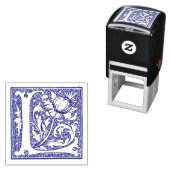 Tampon Auto-encreur Lettre manuscrite médiévale L Monogramme (En situation)