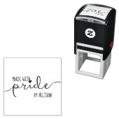 Tampon Auto-encreur Lettres de script personnalisées faites avec fiert (En situation)