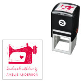 Tampon Auto-encreur Machine à coudre Rouge Personnalisée Faite À La Ma (En situation)