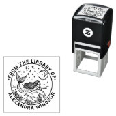 Tampon Auto-encreur Mermaid allongé sur des rochers, Moon Library Nom  (En situation)