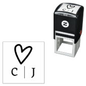Tampon Auto-encreur Personnalisé Unique Monogramme Coeur d'Amour (En situation)