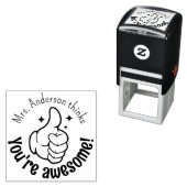 Tampon Auto-encreur Personnalisé Vous Êtes Des Pouces Impressionnants  (En situation)