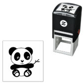 Tampon Auto-encreur Petit Panda mignon tenant un bâton en bambou (En situation)