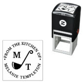 Tampon Auto-encreur Poupe "De la cuisine de" Nom Monogramme (En situation)