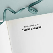 Tampon Auto-encreur Script & Serif Varsity Style Ce livre appartient à