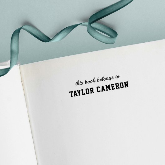 Tampon Auto-encreur Script & Serif Varsity Style Ce livre appartient à