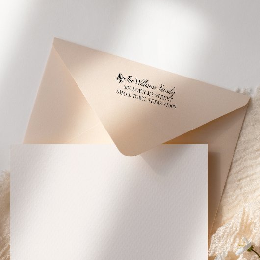 Tampon Auto-encreur Scripté à la main Fleur De Lis Adresse de retour