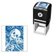 TAMPON AUTO-ENCREUR SKELETON SOURIANTE ET SA JACK-O'-LANTERN, HALLOWEE (En situation)