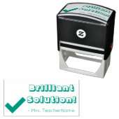 Tampon Auto-encreur "Solution brillante !" + Nom de l'enseignant Timbr (En situation)