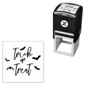 Tampon Auto-encreur Trick Ou Treat Script Avec Chauve-Feu Style Hallow (En situation)