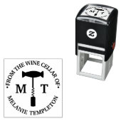 Tampon Auto-encreur Vis-bouchon "De la cave à vin de" Nom 2 Initial (En situation)