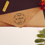 Tampons Encreurs Adresse du nom Vintage des wigs tracés à la main<br><div class="desc">Adressez le cachet en caoutchouc avec votre nom de famille dans une police de caractères manuscrite. Votre adresse est écrite dans un texte incurvé autour du nom et deux brindilles en feuilles dessinées à la main.</div>