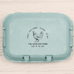 Tampons Encreurs Carton d'oeuf de ferme Vintage personnalisé<br><div class="desc">C'est la touche personnelle idéale pour toute petite entreprise qui vend des oeufs frais ! Cette conception présente un poulet rustique dessiné à la main dans le centre avec votre nom de ferme en dessous et "déposé aux Etats-Unis" en dessous. Autour du haut il est dit "frais, libre, bio, sans...</div>