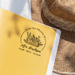 Tampons Encreurs De la bibliothèque de Lecture Amour Retour Livre<br><div class="desc">Lisez-le, aimez-le et rendez-le ! Ce tampon en bois personnalisable représente une illustration dessinée à la main de quatre livres empilés les uns sur les autres, avec le livre du dessus ouvert. Derrière les livres, il y a des feuilles botaniques. Autour de l'illustration, il y a un cadre circulaire composé...</div>