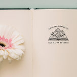 TAMPONS ENCREURS DE LA BIBLIOTHÈQUE DE VOTRE NOM FLEURS DE LIVRE OU<br><div class="desc">Élégant timbre d'ex-libris avec votre nom personnalisé, parfait pour ajouter une touche personnelle à votre précieuse collection de livres. L'ex-libris présente une inscription "De la bibliothèque de" gracieusement incurvée en haut, une illustration superbe d'un livre ouvert avec des fleurs et des feuilles au centre. Remplacez le nom sous le livre...</div>