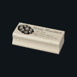 Tampons Encreurs Heureux Hanoukka Chanukah Challah Pain Adresse<br><div class="desc">Le timbre en caoutchouc présente une illustration originale d'une miche de pain d'allah. Parfait pour Hanoukka ! Personnalisez simplement vos informations d'adresse.</div>