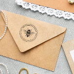 Tampons Encreurs Vintage Honey Bee Nom de famille Round Retour Adre<br><div class="desc">Personnalisez facilement ces Vintages Miel Abeille Nom de famille Ronde Adresse timbres en caoutchouc avec vos propres nom et adresse. Pour customiser ces timbres, cliquez sur "Personnaliser ce modèle" et changez le texte dans les cases fournies. Disponible avec différentes couleurs de pavé d'encre (non incluses) en tailles carrés 1 pouce,...</div>