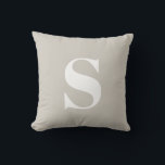 Tan Beige clair Premier Monogramme Coussin extérie<br><div class="desc">Coussin De Plein Air Monogrammé Tan Beige Clair. Coussin extérieure décorative avec une seule initiale. Personnalisez rapidement et facilement.</div>