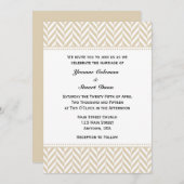 Tan Beige White Herringbone Wedding Invitation Kaart (Voorkant / Achterkant)