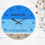 Tan Blue Stripes Nom de famille Beach House<br><div class="desc">Voici l'ajout parfait à votre retraite côtière, une horloge murale personnalisée de la Maison de la Plage de nom de famille. Ce design présente des rayures de bleu cool qui rappellent l'océan, complétées par les couleurs blanches et bronzées du sable sur une plage tranquille, et le soleil levant sur la...</div>