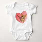 Tan Chihuahua in een diamantroze halsband Romper (Voorkant)