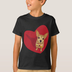 Tan Chihuahua met een boeg stropdas in een rood ha T-shirt