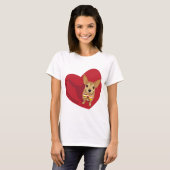 Tan Chihuahua met een boeg stropdas in een rood ha T-shirt (Voorkant volledig)