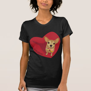 Tan Chihuahua met een boeg stropdas in een rood ha T-shirt