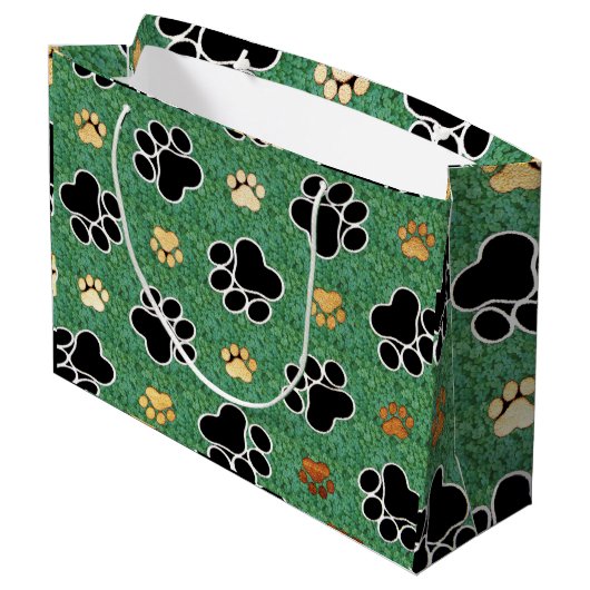 Tan- en zwarte peuterafdrukken op groengras large cadeauzakje (Achterkant Gekanteld)