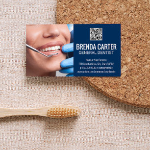 Tandarts die werkt met patiënt QR-code Visitekaartje