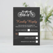 Tandem-fiets op Chalkboard Weddenschap RSVP Kaartje (Staand voorkant)