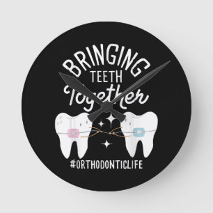 Tanden bij elkaar brengen - orthodontist  ronde klok