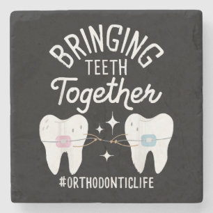 Tanden bij elkaar brengen - orthodontist stenen onderzetter