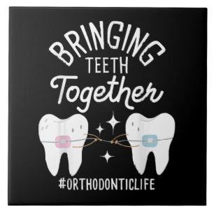 Tanden bij elkaar brengen - orthodontist tegeltje