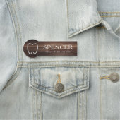 Tandomtrek donkere houten look tandarts tandheelku naamplaatje (In situ)